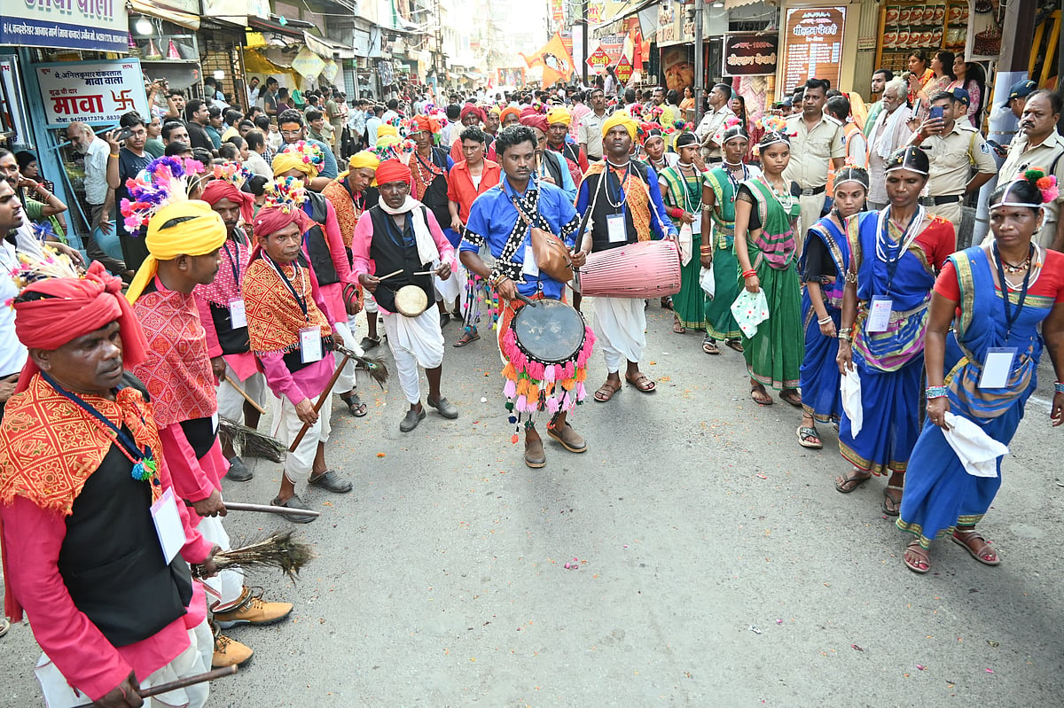Tribal artistes from Dindori district perform on route ahead of sawari 